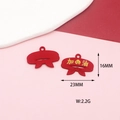 Nahaufnahme roter Schleifen-Stirnband-Anhänger mit Maßen 23x16mm und 2,2g Gewicht - Inspirierender Roter Schal (F-055)