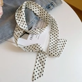 Französischer weißer Schal mit schwarzen Punkten und seidiger Textur auf Jeans - Weiß