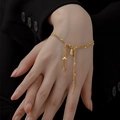 Détail du bracelet multicouche plaqué or 18 carats avec pompons délicats et perles dorées - Style Gland de Chaîne (QYE172) / Doré