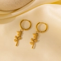 Gros plan de boucles d'oreilles créoles avec pendentif rose dorée détaillée - Boucles d'Oreilles Rose (QYG419) / Doré