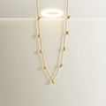 Collana minimalista con perline d'oro in acciaio al titanio su supporto geometrico bianco - Stile Perline Cucite (QYH1145) / Oro