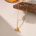 Set collana con sfere dorate in acciaio al titanio su legno naturale con luce calda - Collana con Doppia Perla Dorata (H1322) / Oro