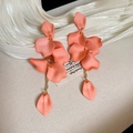 Pendientes de borla con pétalos rosas mate y cadenas doradas de estilo natural. - Estilo de Pasador de Plata / Rosa