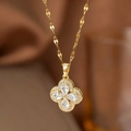 Détail macro du collier trèfle doré avec pendentif scintillant en zircone violette - Trèfle Blanc (Chaîne Dorée)