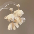 Detalle de pendientes de pétalos crema con rosas tejidas y detalles dorados - Aguja de Pendiente Tela Beige Estilo de Borla de Pétalos Multicapa (69#) / Beige