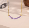 Dettaglio della collana smile dorata con undici gemme viola su una sottile catena a maglia - Zirconia Viola (Collana d'Oro)