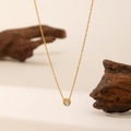 Elegante goldene Titanstahlhalskette mit rundem Zirkonia-Anhänger an einer feinen Ankerkette - Solitär-Halskette / Gold