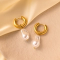 Elegante goldene Creolen mit unregelmäßigen Barockperlen auf feinem Seidenhintergrund - Barocke unregelmäßige Perlenohrringe / Gold