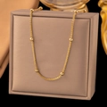 Elegante minimalistische goldene Perlenkette mit gedrehter Kette auf Premium-Displaybox - Sternen-Halskette mit Perlenakzenten (Gold)