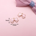 Vue détaillée des pendentifs nœuds en émail rose avec dimensions 9 mm et 15 mm - Pendentif Nœud Papillon (C-221) / Rose