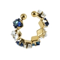 Primer plano de un anillo dorado con circonitas cuadradas azules y transparentes - Blanco y Azul