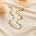 Elegante goldene Halskette mit farbenfrohen Emaille-Gänseblümchen-Anhängern für Frauen - Halskette / Bunte Gänseblümchen
