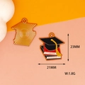 Emaillierter Anhänger mit Doktorhut und Büchern für DIY-Schmuck und Schlüsselanhänger - Stil 3 Doktorhut (F-152)