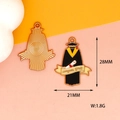 Detaillierte Ansicht des Abschlussrobe-Emaille-Anhängers mit Maßen von 28mm x 21mm - Stil 4 Schuluniform (F-152)