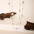 Elegante collar de perlas barrocas con cuentas doradas en fondo blanco minimalista - Perla Irregular (QYH1072)