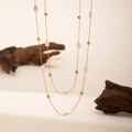 Collar de perlas barrocas con cuentas doradas en cadena fina con decorado zen - Perla Ovalada (QYH1074)