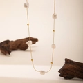 Elegante collar de cadena dorada con perlas barrocas cuadradas de estilo minimalista - Perla Cuadrada (QYH1075)