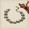 Vista ravvicinata della collana a nodi d'argento con piastrina K18 e chiusura a moschettone - Bracciale / Braccialetto di Spine-Colore Acciaio (QYE244)