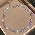 Nahaufnahme eines eleganten Silberarmbands mit lila Marquise- und weißen Zirkonia. - Lila Marquise Zirkonia Armband (35#) / Silber