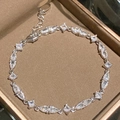 Nahaufnahme eines funkelnden Zirkonia-Armbands mit Tropfen- und Quadratschnitt - S925 Weißes Marquise Zirkonia Armband (37#) / Silber