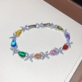 Eleganter silberfarbener Armband mit bunten Zirkonia in Tropfenform und Schmetterlingsmotiv - Silbernes mehrfarbiges Zirkonia-Tropfenarmband (56#) / Silber