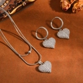 Detailopname van roestvrijstalen halsketting en oorbellen set met kristallen hartjes - Afgerond Hart Halsketting Oorbellen / Zilver