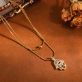 Gedetailleerd overzicht van Hamsa-handhangerketting met kleurrijke stenen en boze oog - Hamsa Hand Ketting / Goud