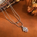 Detailopname van de Hamsa-handhanger met veelkleurige edelstenen aan een zilveren slangenketting. - Hamsa Hand Ketting / Zilver