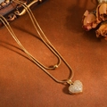 Elegante dubbellaagse gouden ketting met hartvormige hanger van fonkelende kristallen. - 3D Hart Ketting / Goud