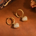 Elegante gouden oorringen met fonkelende, met kristal ingelegde hartvormige hangers - 3D Hart Oorbellen / Goud