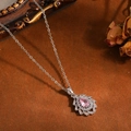 Detailansicht einer silbernen Halskette mit rosa Tropfenanhänger und Kristall-Sonnenstrahlen. - Rosa Strass Tropfenhalskette (T062) / Stahlfarben
