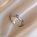 Eleganter offener Modering mit blauen herzförmigen Zirkonia in silberfarbenem Design - Blaues Herz Hohl-Design (23#) / Blaues Herz
