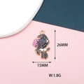 Vue détaillée d'un pendentif corbeau en émail avec dimensions et motif de lune - Corbeau Fleur Gauche