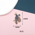 Vue détaillée du pendentif corbeau punk avec des dimensions de 26x18mm et un poids de 2g. - Corbeau Fleur Droite