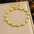 Detail van 18K vergulde armband met ovale zirkonia stenen en een handige karabijnsluiting - Heldere Ovalen Strass Stijl (B2069)
