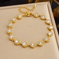 Detailweergave van een gouden hartarmband met pavé diamanten en een karabijnsluiting - Heldere Hart Strass Stijl (B2070)