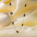 Collana a catenina dorata con piccoli ciondoli a fiori neri su morbido tessuto di seta - Collana con 12 Fiori Neri (Oro)