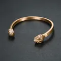 Bracciale rigido da uomo con teschi dorati vintage, occhi ambra e finitura opaca - Oro (F0409-2)