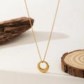 Collar minimalista con colgante de círculo dorado sobre madera natural estilo moderno - Círculo (QYH6119) / Dorado