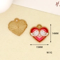 Vista dettagliata dei ciondoli a cuore in smalto con uccelli, misure 15x14mm - Stile Cuore Alato (22) / Rosa Rosso