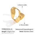Detailansicht des wellenförmigen 18K vergoldeten Edelstahlrings mit Hochglanzoberfläche - Goldwellen-Stil (YYR023151-G)