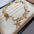 Barockperlenkette mit goldenen Seesternen und Muschel-Anhängern in Schmuckbox - Goldene & braune Halskette (36# Halskette - Gold - Braun)