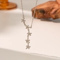 Elegante collana con pendente a fiori in rame, design con nappa e zirconi scintillanti - Nappina a Fiore (8245) / Color Acciaio