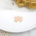 Dettaglio di un ciondolo a fiocco in smalto rosa per creazioni fai-da-te. - Fiocco Rosa (C-214) / Confezione da 10 / Rosa coreano