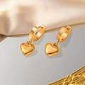 Polierte goldene Herz-Ohrhänger auf Satin-Hintergrund mit spiegelnder Oberfläche - 3D Herz Ohrringe (G80) / Gold