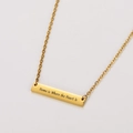 Primer plano de collar de barra dorado grabado con Home is Where the Heart Is. - Color Dorado (Home Is Where The Heart Is)
