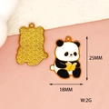 Detailopname van panda emaille bedeltje met afmetingen van 25 mm hoog en 18 mm breed - Lezende Panda