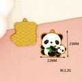 Detail van een panda emaille hanger accessoire met afmetingen en gouden afwerking - Moeder en Kind Panda