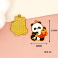 Detailopname van panda emaille hanger met afmetingen 24mm x 20mm en gewicht van 2,1g - Koi Panda