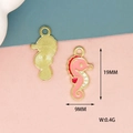Vista detallada de un dije de caballito de mar rosa con dimensiones 19x9mm y peso de 0,4g - Estilo de Caballito de Mar (C-329)